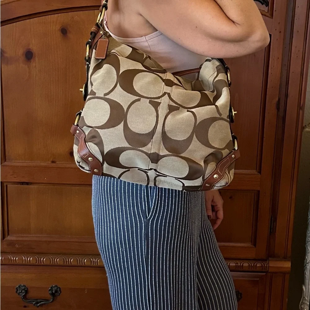 Signature  Coach hobo tote Brown Shoulder Bag - Picture 8 of 9